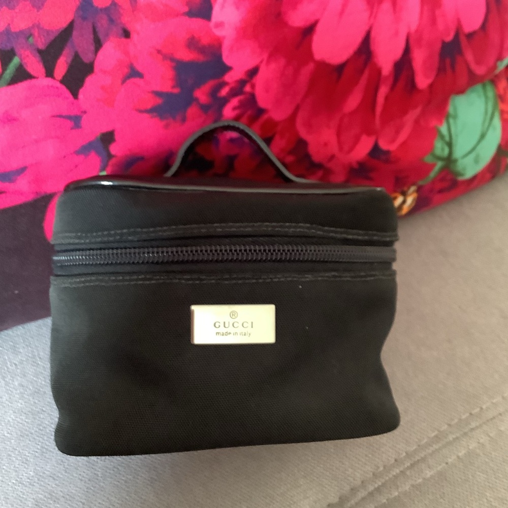 Super cute GUCCI vanity/cosmetic bag 💄🕶️🪒 - Picture 2 of 12